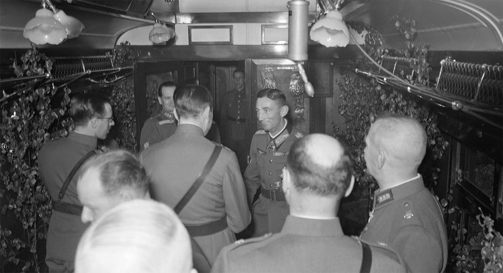 Dietl ja Mannerheim junavaunussa